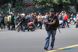 MEME BOM JAKARTA : Bukan Cuma Polisi Ganteng, Netizen Juga Soroti Gaya Modis Pelaku Teror