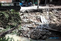 BANJIR GUNUNGKIDUL : Diterjang Banjir, Talut Sungai Pancuran Ambrol