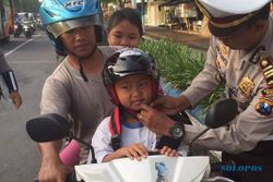 LALU LINTAS NGAWI : Polisi Ngawi Bagikan Helm Gratis untuk Anak-Anak