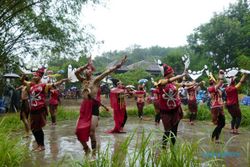 INTERNATIONAL RAIN FESTIVAL 2016 : Sarat Sensasi, Begini Aksi Seniman Merespons Hujan dan Lumpur
