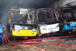 KEBAKARAN TULUNGAGUNG : 3 Bus Pariwisata Tulungagung Terbakar Sekaligus