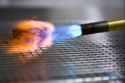 TIPS KULINER : Blow Torch, Teknik Olah Makanan Populer di 2016
