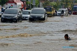 FOTO BANJIR SEMARANG : Seusai Hujan Deras, Sejumlah Jalan Tergenang
