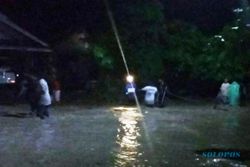 BANJIR BOJONEGORO : Lumpur Banjir Bandang Lapisi Jalan di Bojonegoro