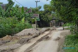 JALAN RUSAK NGAWI : Truk Galian C Magetan Bikin Rusak Jalan Ngawi, Ada Kongkalikong?