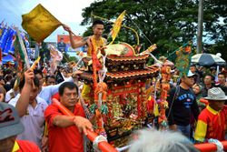IMLEK 2016 : Ribuan Warga Tionghoa Ikuti Kirab Ritual Bwee Gee