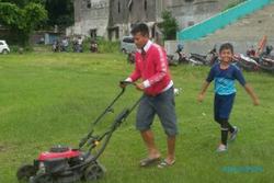 PSIS SEMARANG : Demi Anak-Anak SSB, Legenda Hidup PSIS Ini Rela Bersihkan Rumput Lapangan