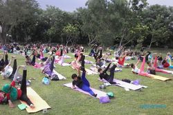 Celebrity Fitness Gelar Yoga di Candi Ratu Boko