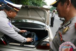ANTISIPASI TEROR SOLO : Bawa Miras dan Alat Hisap Narkoba, Polisi Amankan Sopir Mobil Sedan