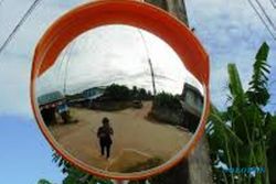 LALU LINTAS MADIUN : Warga Madiun Butuh Cermin Cembung untuk Jalan Kampung
