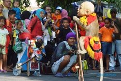 FOTO CAR FREE DAY MADIUN : Topeng Monyet Dinamiskan CFD Madiun
