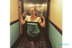 KISAH UNIK : Perhatikan, Kaus Wanita Ini Sama dengan Dekorasi Dinding Hotel