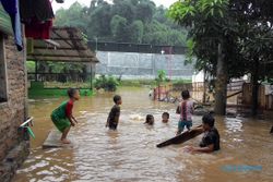 BANJIR KARANGANYAR : Sering Kebanjiran, Warga Daleman Simpan Barang di Bawah Atap
