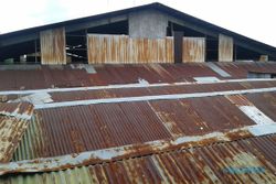 PASAR TRADISIONAL SOLO : Atap Bocor, Lantai Pasar Harjodaksino Becek