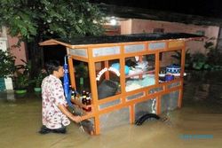 BANJIR BOJONEGORO : BPBD Bojonegoro Buka Dapur Umum untuk Korban Banjir