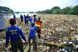 FOTO BERSIHKAN SUNGAI SERANG : Sukarelawan Bergotong-Royong Bersihkan Sungai Serang