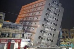 GEMPA TAIWAN : Gempa Robohkan Gedung 17 Lantai, Penghuni Terjebak
