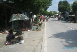 PASAR TRADISIONAL SUKOHARJO : Dikeluhkan, Pedagang Oprokan Pasar Tawang Kuno Ganggu Lalu Lintas