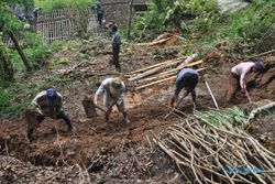 FOTO LONGSOR MAGELANG : Warga Gotong-Royong Singkirkan Sisa-Sisa Longsor