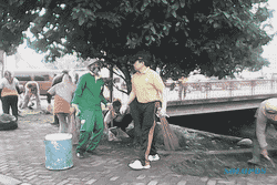 HARI PEDULI SAMPAH : Pegawai Kantor Pos Jateng-DIY Bersih-bersih Kota Lama