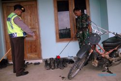 FOTO BARANG BUKTI : Polisi Menunjukkan Barang Bukti Dugaan Latihan Militer