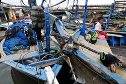 FOTO KAPAL NELAYAN : Cuaca Buruk, Nelayan Milih Tak Melaut