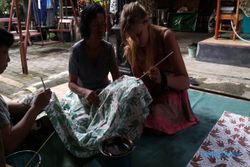 FOTO WISATA GUNUNGKIDUL : Turis pun Tertarik Belajar Motif Batik Manding