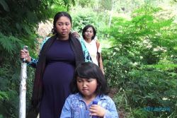 LONGSOR KARANGANYAR : Petugas Evakuasi Ibu Hamil 9 Bulan Warga Beruk