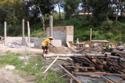INFRASTRUKTUR KARANGANYAR : PKL & Warga di Ring Road Mulai Bongkar Bangunan