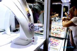 PAMERAN PERHIASAN : Pembelian Berlian Bermotif Investasi