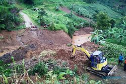 LONGSOR KARANGANYAR : Longsor Terjang Desa Beruk, Jembatan Penghubung Hancur, 600 Orang Terisolasi