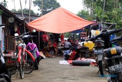 BANJIR SOLO : 80 Keluarga di Kampung Dadapan Sangkrah Mengungsi di Tanggul