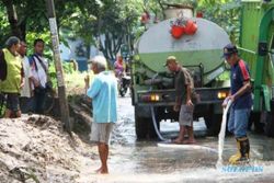 BANJIR TULUNGAGUNG : BPBD Tulungagung Bersihkan Lumpur Sisa Banjir Bandang