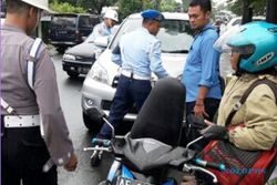 RAZIA MAGETAN : Pasang Stiker Berlogo TNI/Polri di Motor, Pengendara Terjaring Razia