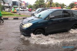FOTO GENANGAN AIR SEMARANG : Hujan Deras, Jl. Pattimura Semarang Tergenang