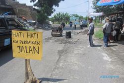 JALAN RUSAK SUKOHARJO : Kerusakan Jalan di Kartasura Diperbaiki