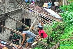 LONGSOR NGAWI : Tanah Longsor Rusak 2 Rumah di Ngawi