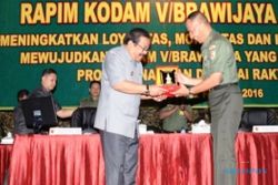 KETAHANAN PANGAN : Produksi Gabah Naik 750.000 Ton, Gubernur Jatim Apresiasi Bantuan TNI
