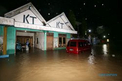 BANJIR SUKOHARJO : Kota Sukoharjo Banjir, Ratusan Rumah Terendam Air