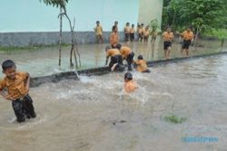 FOTO BANJIR NGAWI : Banjir Genangi Sekolah, Siswa Main Air
