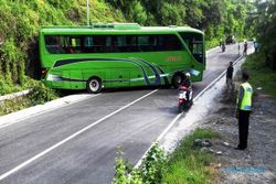 KECELAKAAN GUNUNGKIDUL : Bus Tabrak Tebing, Jalan di Ngawen Sempat Macet