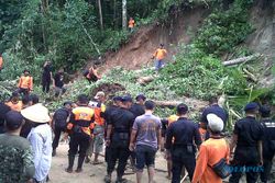 TANAH LONGSOR KULONPROGO : Longsor Tutup Akses ke 2 Kecamatan, Sekeluarga Mengungsi