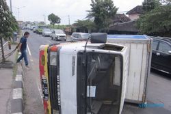 Truk Boks Hantam Truk Boks di Jalan Solo-Jogja Jombor Klaten