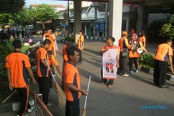 HARI PEDULI SAMPAH : Pegawai Kantor Pos Sukoharjo Bersihkan Alun-Alun dan Pasar