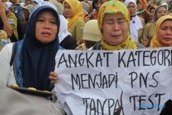 NASIB TENAGA HONORER : Demo ke Jakarta, Guru K2 Minta Pemerintah Perhatikan Nasib Mereka