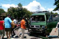 KECELAKAAN SRAGEN : Laka Karambol di Jalan Sragen-Ngawi, Sopir L-300 Tergencet