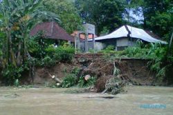 BENCANA WONOGIRI : 8 Rumah Warga di Pinggir Sungai Wiroko Terancam Hanyut