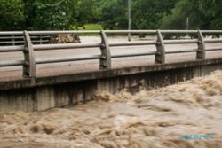 BANJIR TRENGGALEK : Digerus Banjir, Jembatan Desa di Trenggalek Ambles