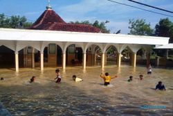 FOTO BANJIR BENGAWAN SOLO : Masjid Bojonegoro Ini Terendam Banjir
