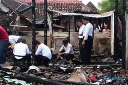 FOTO KEBAKARAN MADIUN : Begini Rumah Terbakar di Madiun…